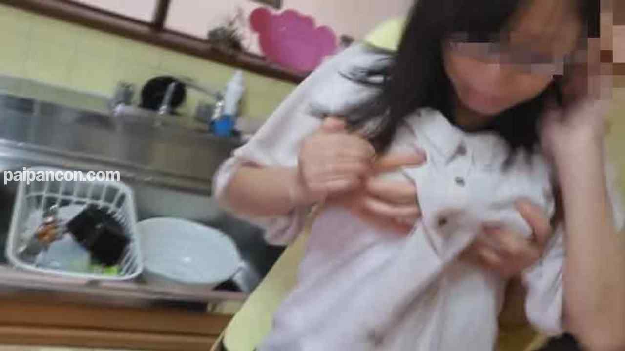 FC2-PPV-1388452 - 【個人】地味な眼鏡の巨乳妻、売りに出される自宅で旦那の前で極太巨根ともう一人の他人棒に犯される thumbnail_1.jpg