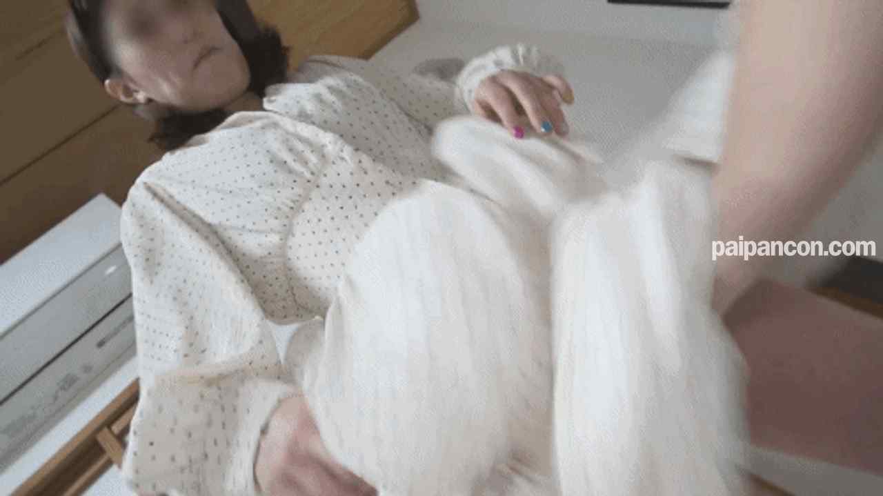 FC2-PPV-2385080 - 1本のおまけ動画あり【無修正ｘ個人撮影】人の奥さん愛奴5号 実家に帰る5号の後をつけて、家庭訪問！同級生のふりをして実家潜入に成功！調教をしていたら*親が部屋に入ってきて大ピンチ！ thumbnail_0.jpg