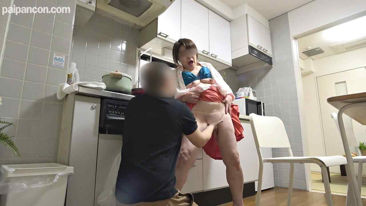 FC2-PPV-2484869 - 1本のおまけ動画あり【無修正ｘ個人撮影】愛奴5号の*親!? 自宅に突然押しかけて、「娘さん不倫してますよ」と報告も不倫相手だとバレて、激エロ還暦超え超熟女を台所で犯して隠し撮りｗ thumbnail_3.jpg